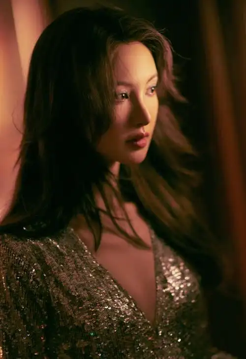 金晨超话美好旖旎在夜色中弥漫09@金晨身着银白亮片礼裙出席#elle