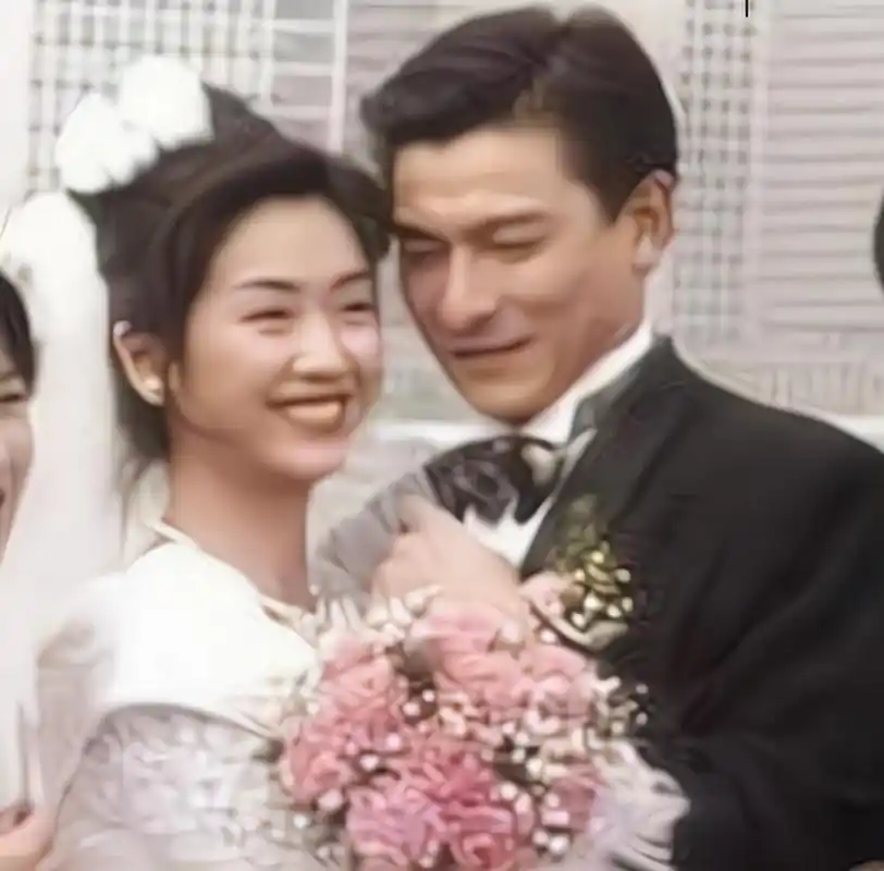 他们相识之初,吴倩莲对刘德华并不熟悉,但刘德华却很快爱上了她.