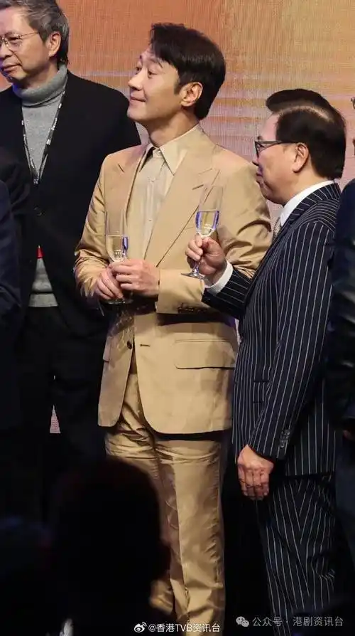 57岁黎明台上表情可爱抢晒镜出任大使愿跟影视娱乐博览一齐成长