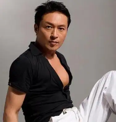 61岁马景涛为微商站台捞金,嘴歪眼斜头发秃顶,仍被大妈狂送拥抱