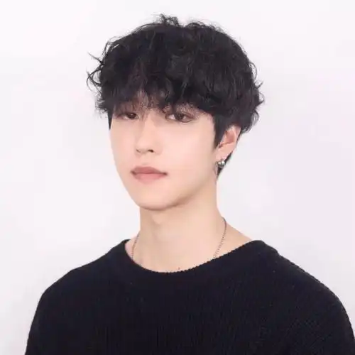 不知道大家更上潮流的变化了没有,今年流行的小卷发有男士上头了吗?