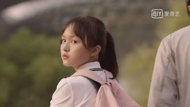 小舍得米桃换衣服灯光诡异是在暗示她人生的理想与现实