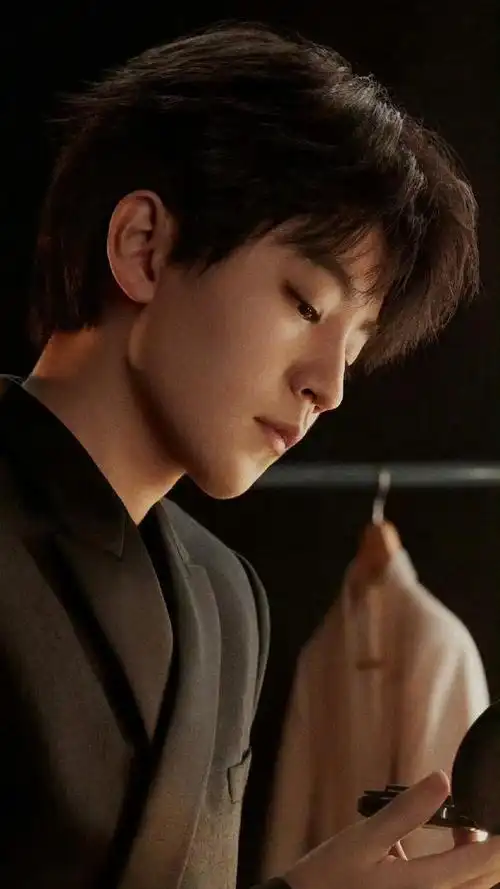 王俊凯最新造型🈶️ 帅气又儒雅的小凯