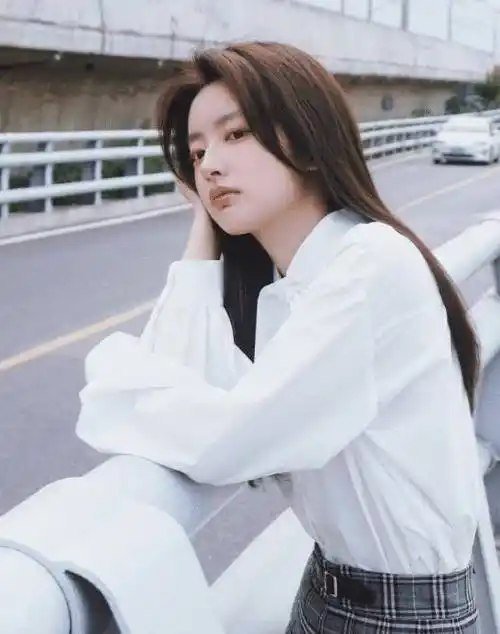 话说徐若晗虽然出道时间短,但资源是真的不错啊.