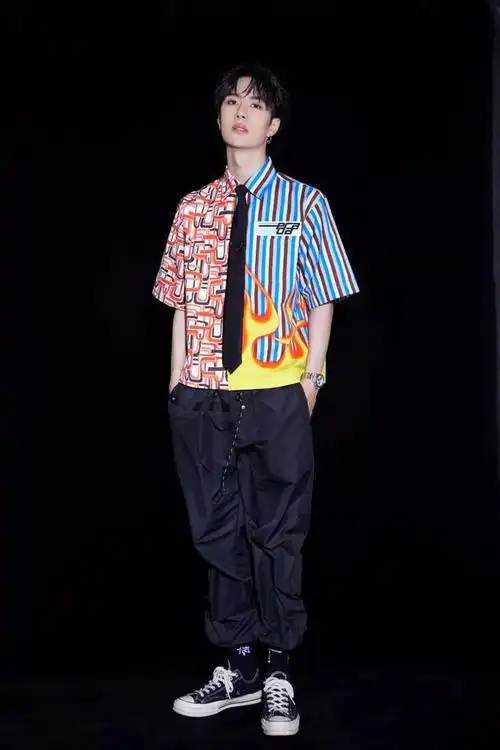 05 吴亦凡潮袜的高级玩家非吴亦凡莫属,红色潮袜搭配卡其色休闲裤简直