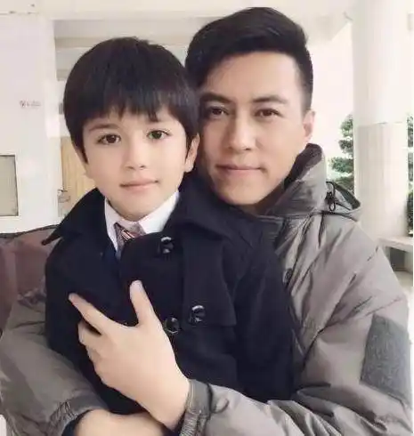 41岁靳东全家近照,妻子被宠的生活不能自理,4岁儿子颜值逆天被赞最帅