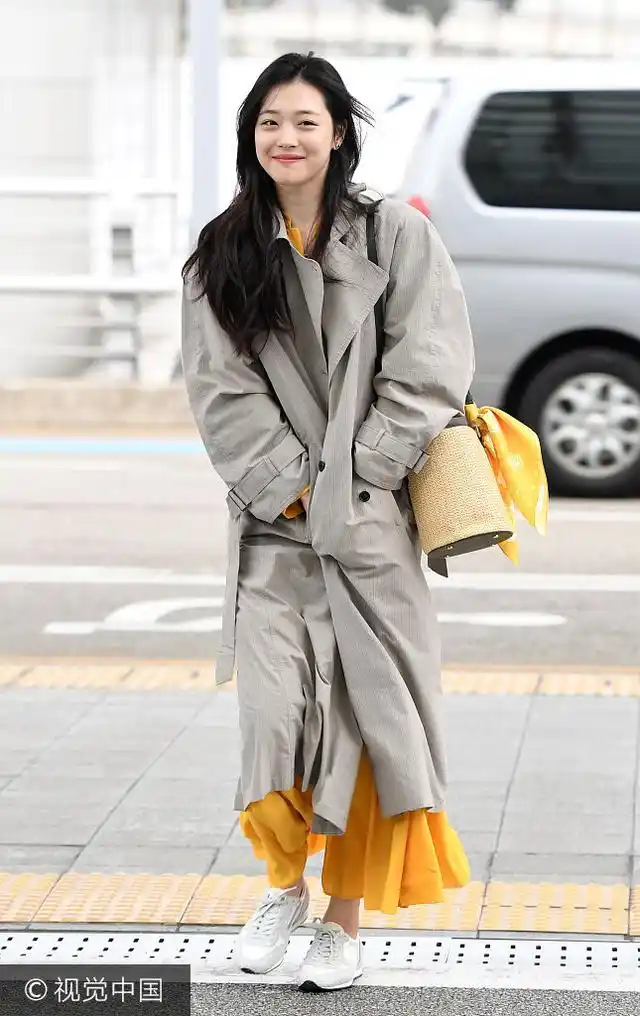 分手后美回来!雪莉干练风衣现身机场秀雪肤热情挥手撩发魅力足