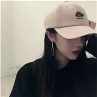 简单霸气的戴帽女生头像