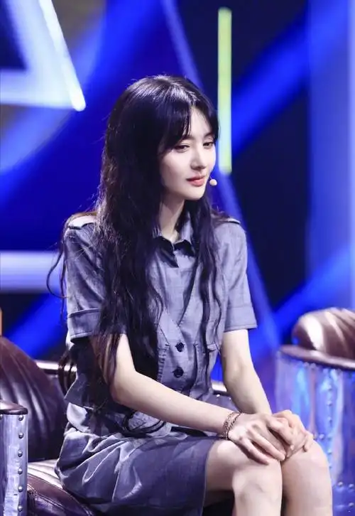 郑爽身穿灰色连体衣现身爆款来了收官之夜,搭配闪钻长筒靴_高清图集