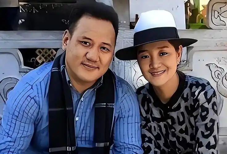 有高颜值丈夫的歌手降央卓玛,疯狂倒追之后生三胎,现如今怎样了_丁真