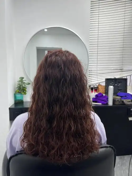 今日烫发笔记[红书r]:小姐姐发质细软发质,今天这款是用的冷烫去操作