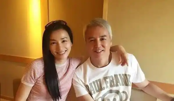 59岁林瑞阳满头白发,与女下属互动超亲密,网友:起一身鸡皮疙瘩_张庭