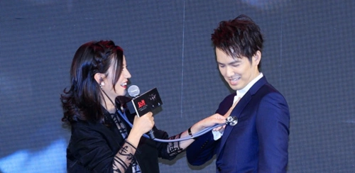 赵薇演医生练习开刀做手术 钟汉良拍戏耳朵受伤