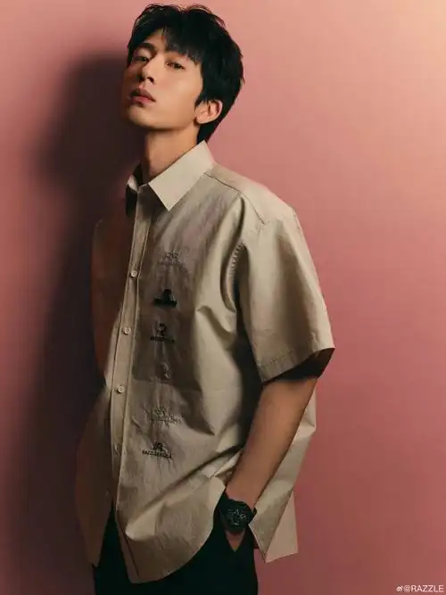 razzle品牌代言人井柏然#@井柏然演绎刺绣 logo 工装衬衫,休闲佬挝