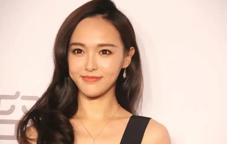 发际线岌岌可危的明星:唐嫣杨幂脑门光秃,鞠婧祎王一博阴影粉遮_发型