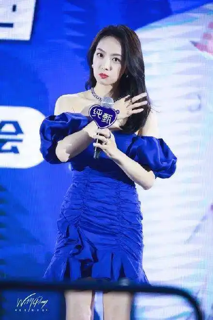 宋茜跪在地上和粉丝合影,这样的茜茜爱她一辈子都不为过_偶像_裙子