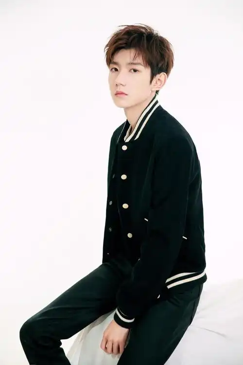 小鲜肉王源青春活力写真