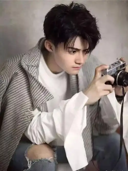 男孩子梳个斜刘海短发,挑选复古时尚感的三七分,干脆利落的空气刘海