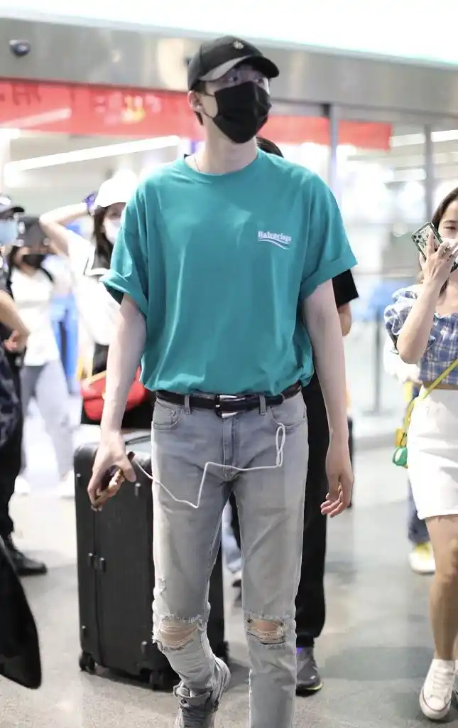 刘宇宁穿蓝色t恤亮相机场 紧身牛仔裤凸显大长腿