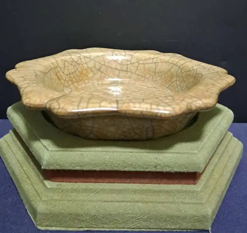 北宋官窑御题诗文六方洗,高3厘米×宽15厘米!洗内底部刻有奉 - 抖音