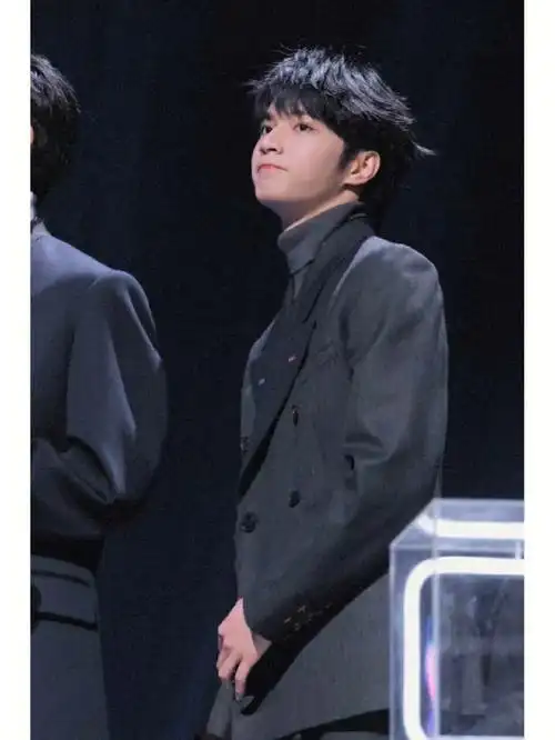 论刘耀文有多喜欢抿嘴唇