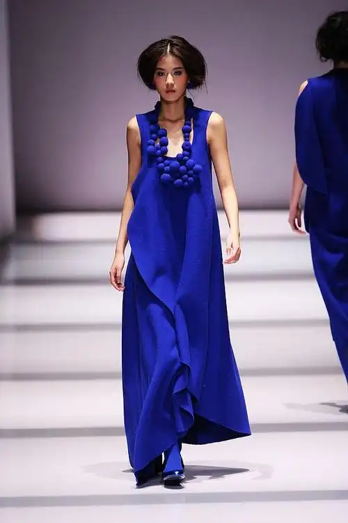 独特的层叠圆形衣摆