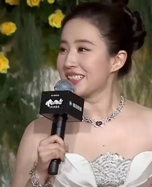 不可否认 ,一张出众的脸确实是刘亦菲出场就有艳压全场的实力,但除此