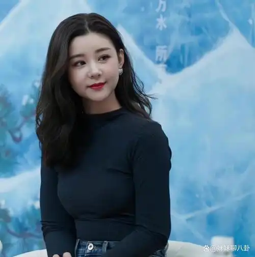 李小萌小个子尤物的最佳代表,难怪丈夫不拍吻戏,夫妻