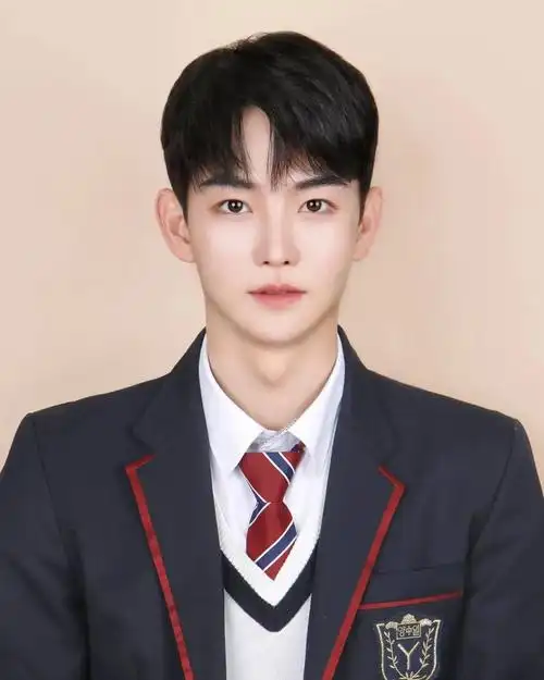 韩国素人小哥哥因证件照太帅刷爆ins,制服控已沦陷,颜值也太高了吧