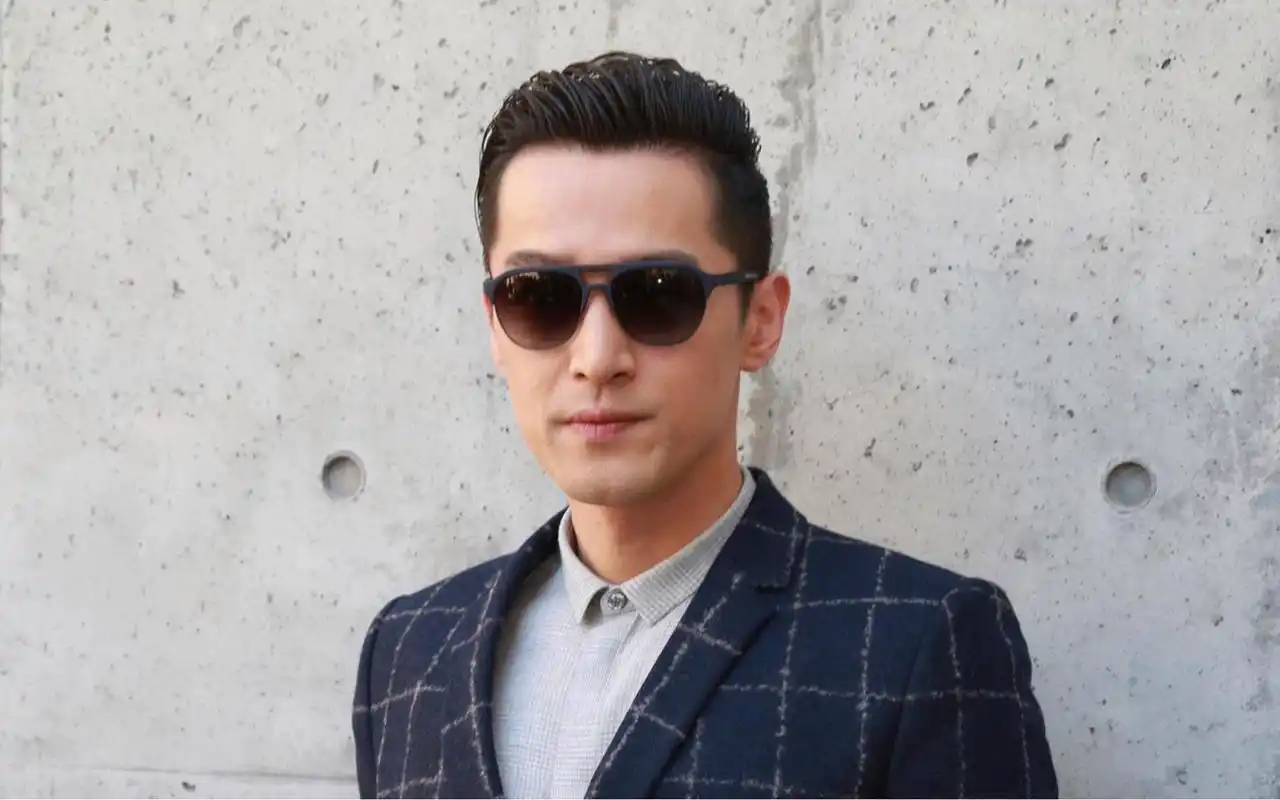 魅力男神胡歌时尚杂志写真桌面壁纸下载