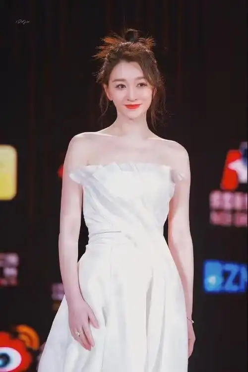 李小冉又美出了新高度一袭白裙减龄洋气真不像46岁的人