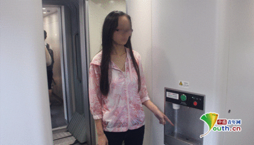 杨某指认现场.海口铁警供图