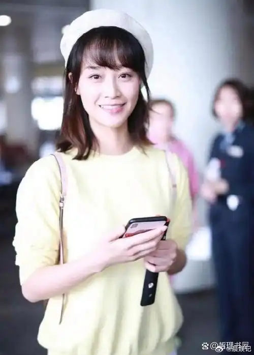 蓝盈莹真越来越漂亮了,黄色上衣配白裤子看着年轻又甜美