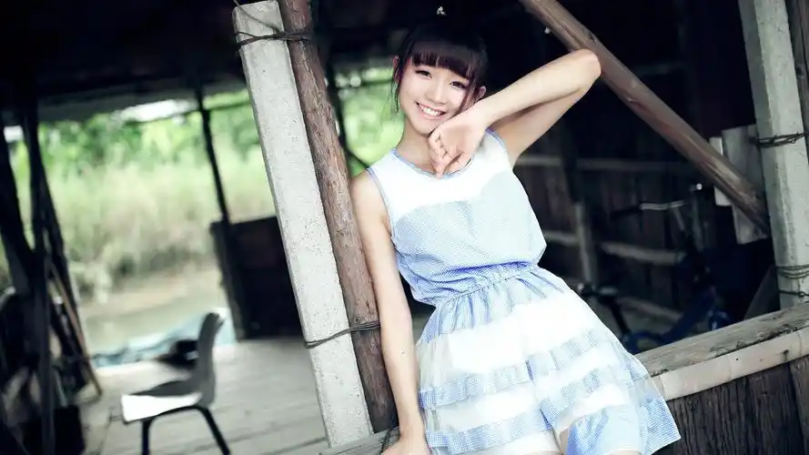 俏皮爱笑女孩壁纸