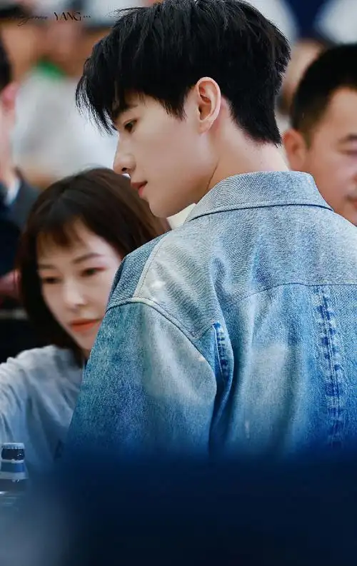 杨洋丹宁风#杨洋这么帅气的牛仔短袖造型,直接都戳中我的心巴了 !!