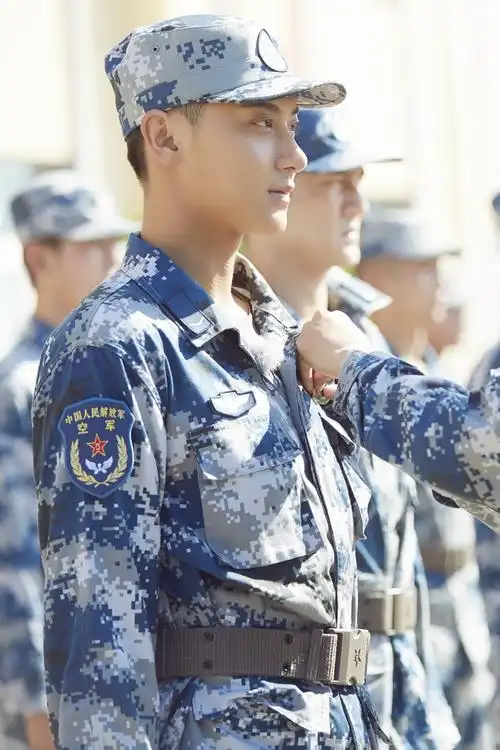 众多明星在微博中晒出自己穿军装的照片,纷纷致敬军人.