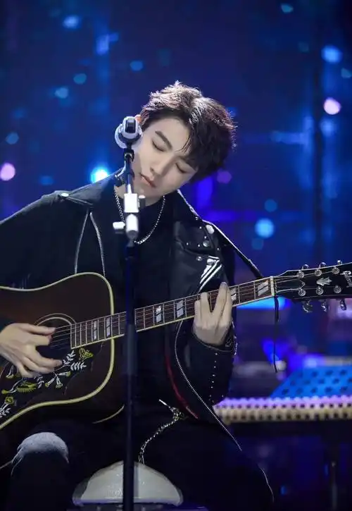 当一组乐队因为考虑市场性而忽视乐队特色表现不好时,王俊凯暖心地为