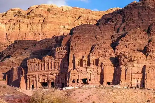 七大建筑奇迹,是指古代西方人眼中的已知世界上的七处宏伟的人造景观