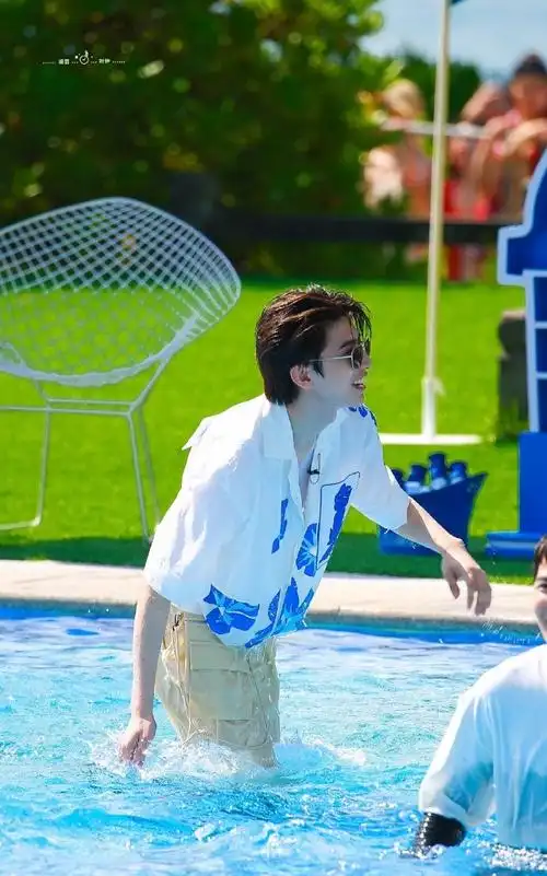 蔡徐坤在三亚穿羽绒服##奔跑吧蔡徐坤