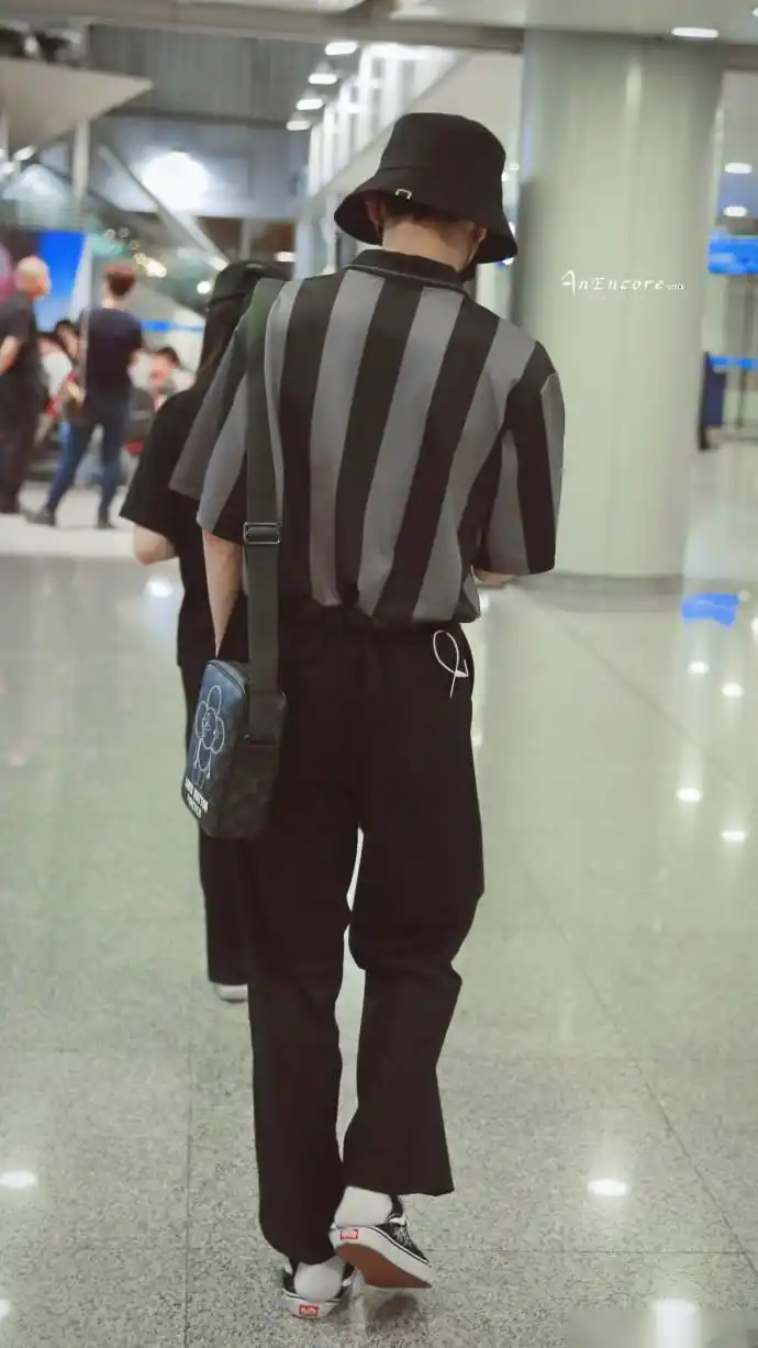 【朱正廷朱正廷背影杀】来感受一下正正男友力max的背影杀,珍珠糖们