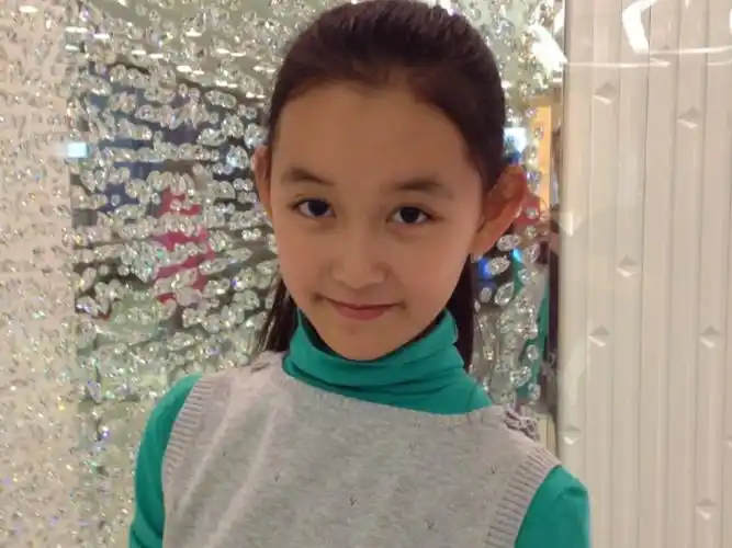 看这张小时候的蒋依依,有一双圆溜溜的大眼睛,看起来萌力十足.