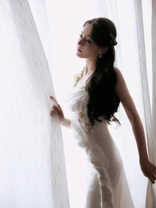 迪丽热巴白色礼服让人为之沉醉