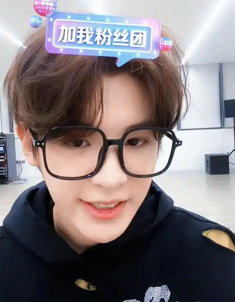 "来看看我们的帅小伙吧"#黄明昊#黄明昊justin 抖音直 - 抖音