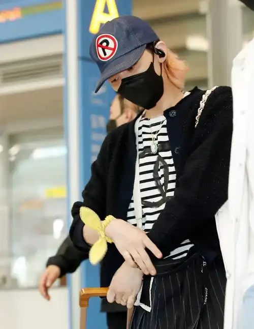 男星街拍权志龙结束看秀行程回国哈卷在新mv中起飞