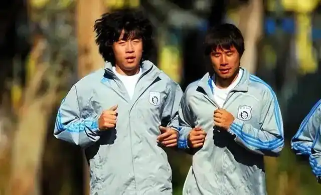 他曾经是国足"五虎"之一,如今却沦落为司机,前妻把