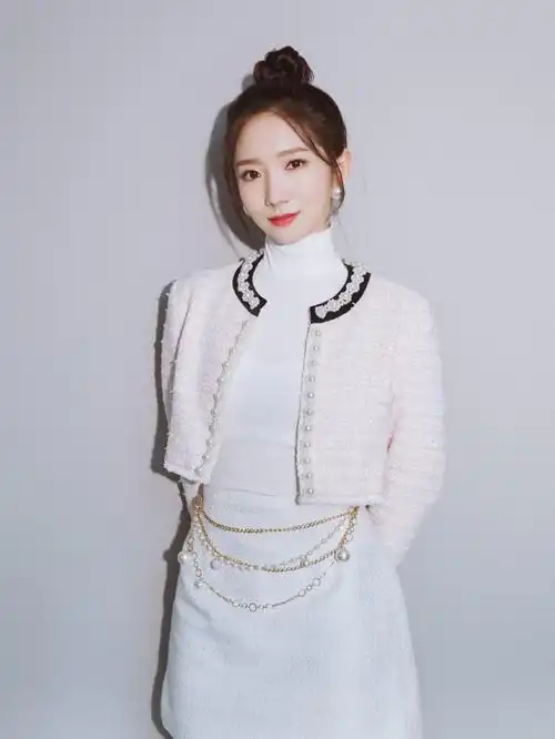 孟美岐是具备高水准韩文实力的女孩,少女感十足,让人记忆深刻