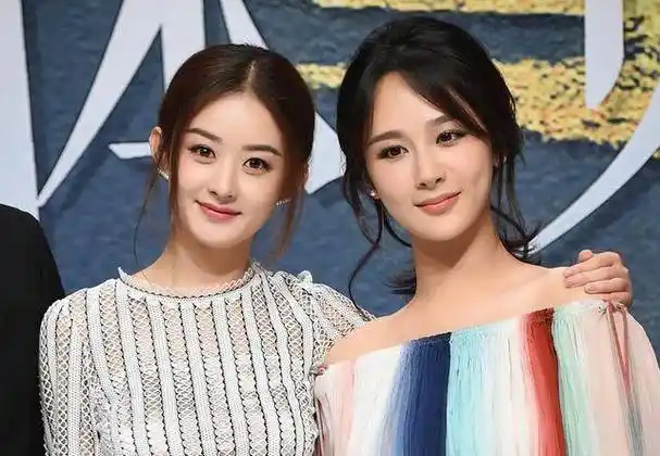 原创当赵丽颖撞上杨紫一个总把衣服往上提一个却把衣服往下拽