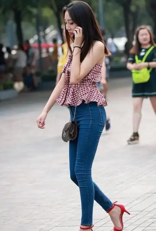 街拍美女:蓝色牛仔超短裤,白皙的皮肤令人羡慕不已
