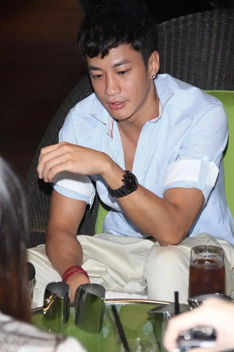 2016年,41岁的何润东娶了初中学历,出身农村的33岁柜姐林姵希为妻.