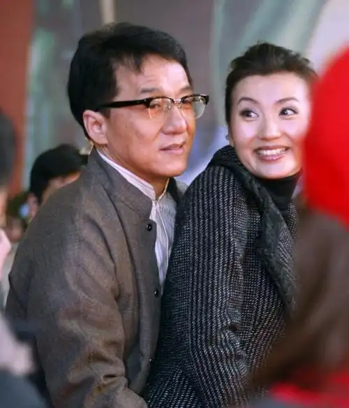 手的位置不对惹争议,曾和别人也是这样|章子怡|李冰冰|周迅_网易订阅